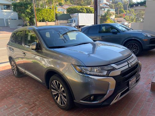 Photo 2 of 14 of 2020 Mitsubishi Outlander SE